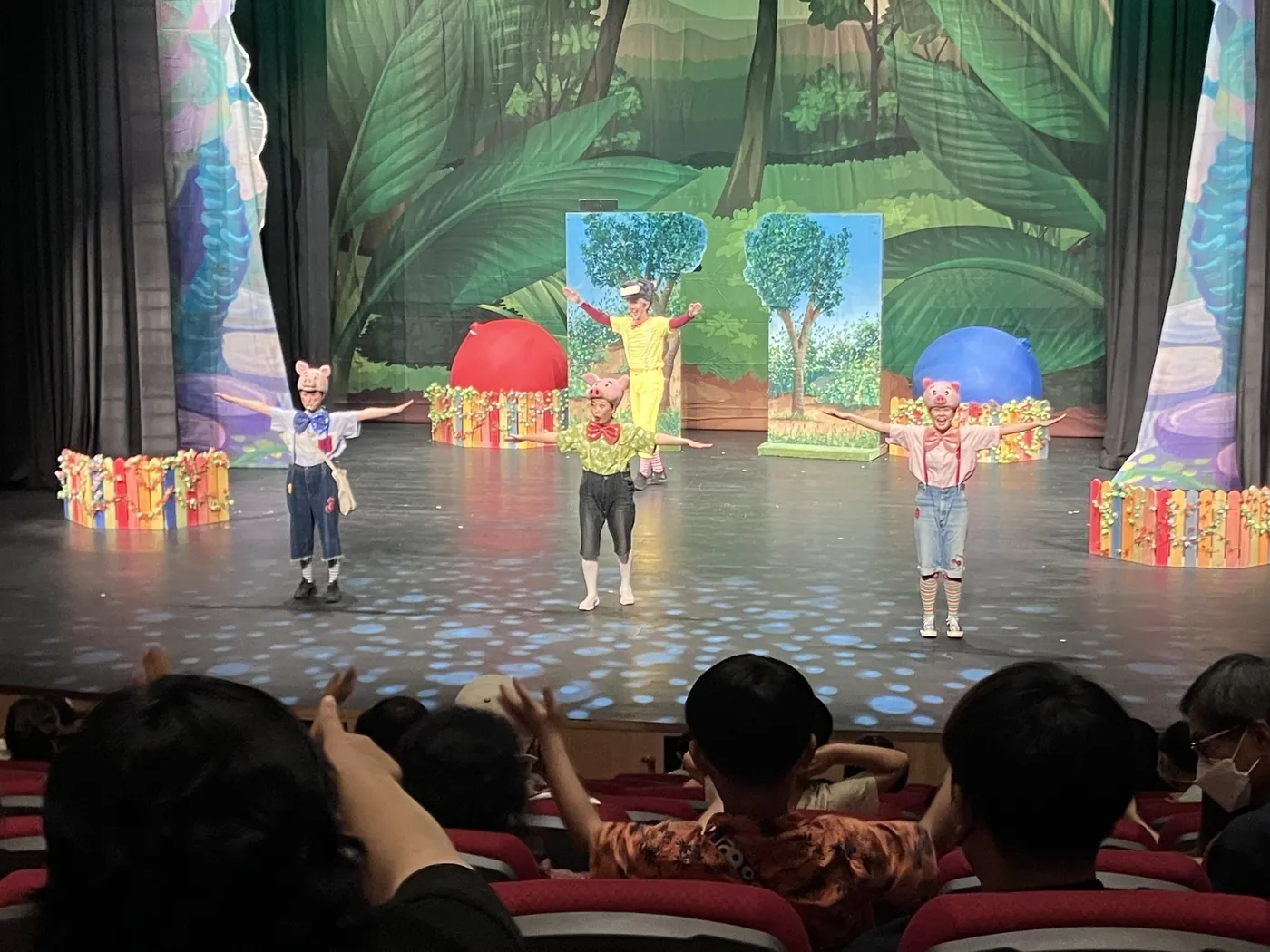 늑대숲 또옹돼지 원정대 무대 사진 5